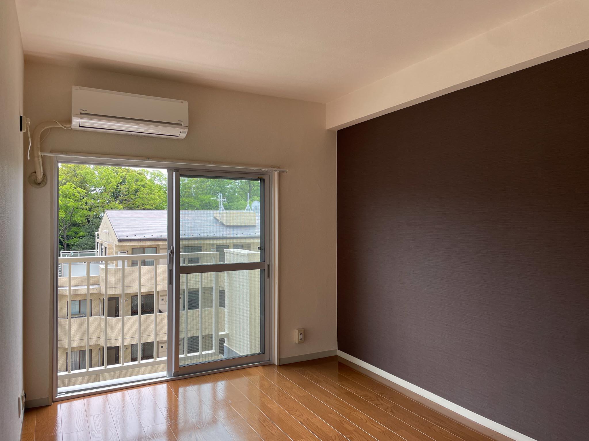 目黒区中根の賃貸物件/西側の洋室：窓のサッシは交換されているのが嬉しい