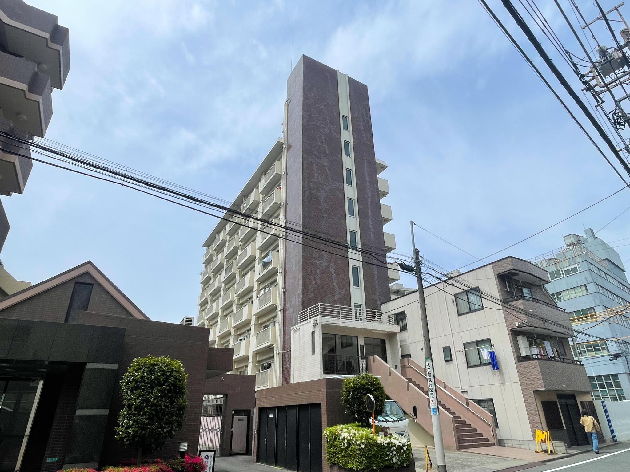 目黒区中根の賃貸物件/外観。スッと空に伸びるレトロマンションです