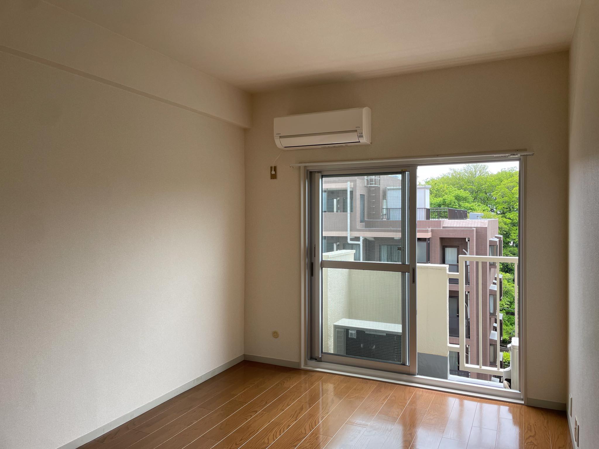 目黒区中根の賃貸物件/東側洋室：こちら側の緑が視界に入ります