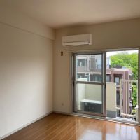 目黒区中根の賃貸物件/東側洋室：こちら側の緑が視界に入ります