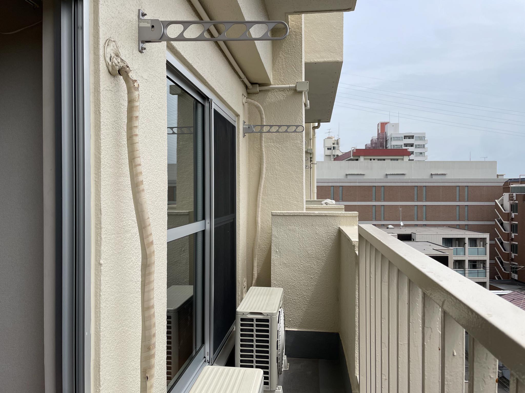 目黒区中根の賃貸物件/ベランダ。エアコンの室外機が2つあって、やや圧迫しています