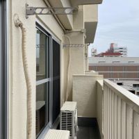 目黒区中根の賃貸物件/ベランダ。エアコンの室外機が2つあって、やや圧迫しています