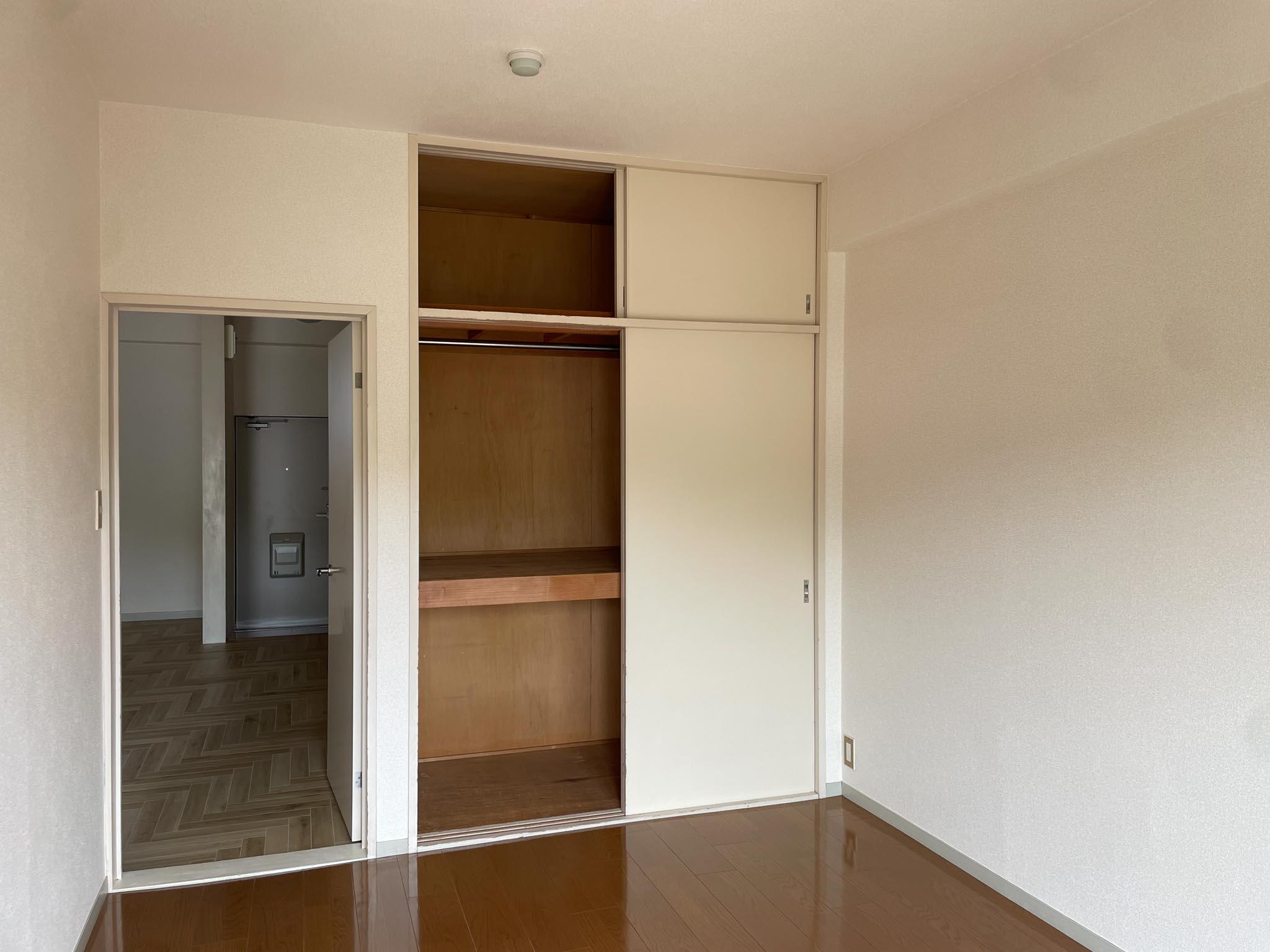 目黒区中根の賃貸物件/東側洋室：収納は押入れにパイプを設置済み