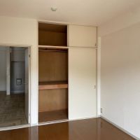 目黒区中根の賃貸物件/東側洋室：収納は押入れにパイプを設置済み