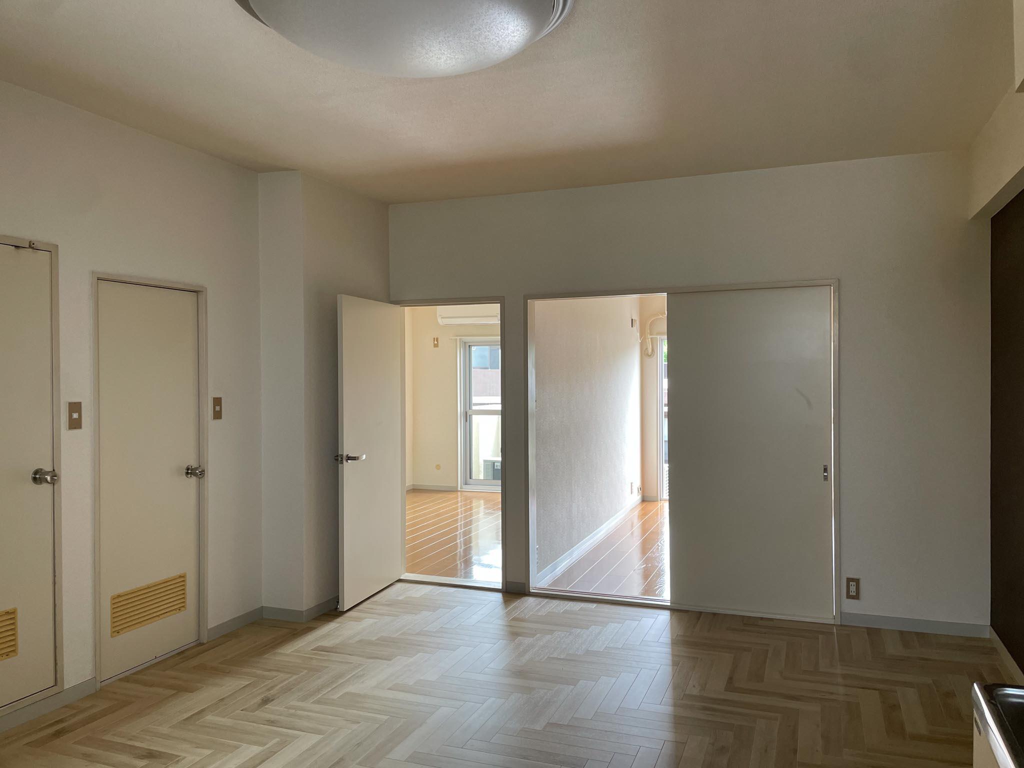 目黒区中根の賃貸物件/ダイニングがやや暗いため、洋室の扉を開放して光を取り入れたいところです