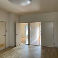 目黒区中根の賃貸物件/ダイニングがやや暗いため、洋室の扉を開放して光を取り入れたいところです