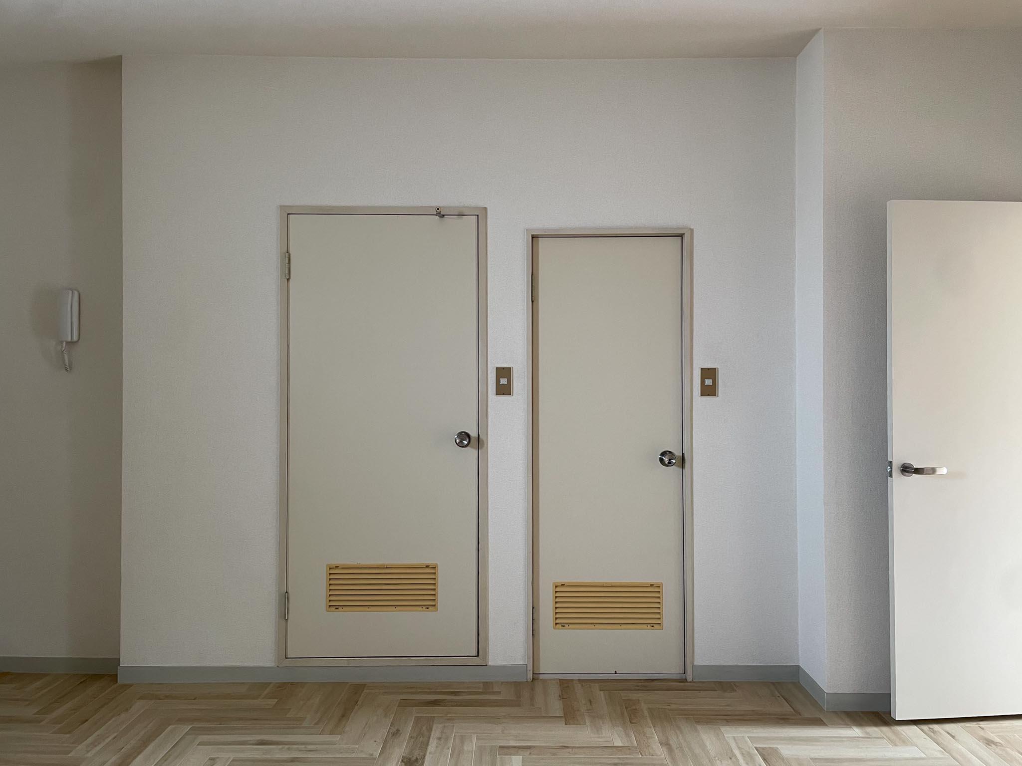 目黒区中根の賃貸物件/左が脱衣所・浴室、右がトイレの扉です