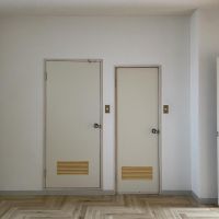 目黒区中根の賃貸物件/左が脱衣所・浴室、右がトイレの扉です