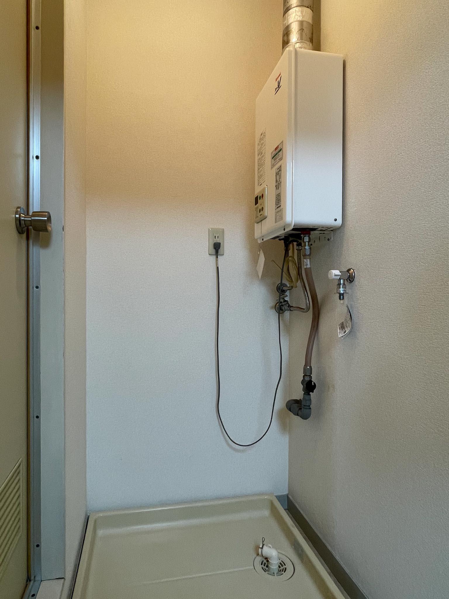 目黒区中根の賃貸物件/左側の扉の中は脱衣所。洗濯機置き場もあります