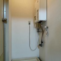 目黒区中根の賃貸物件/左側の扉の中は脱衣所。洗濯機置き場もあります