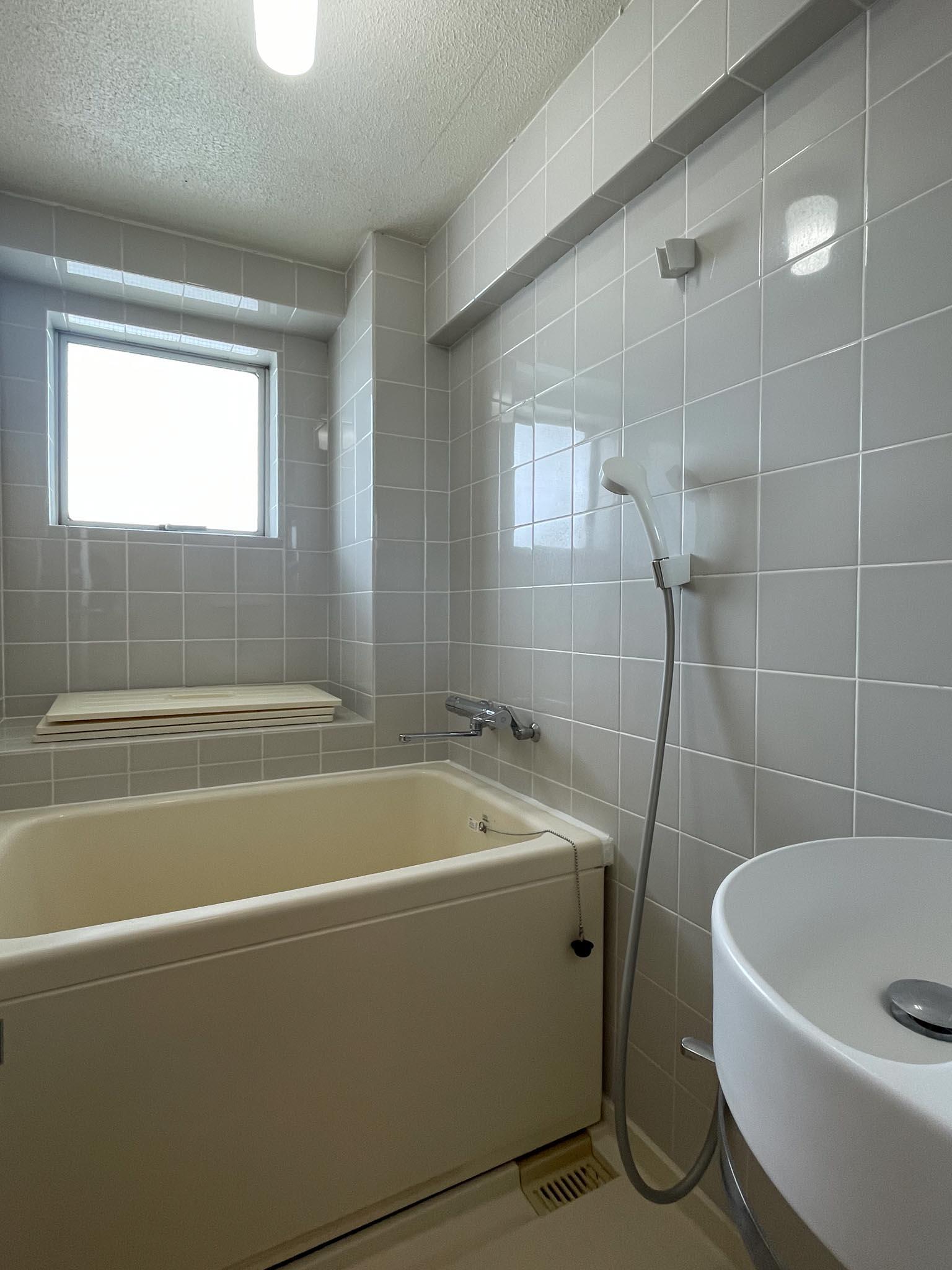 目黒区中根の賃貸物件/タイル張りの浴室。窓の外は共用部です