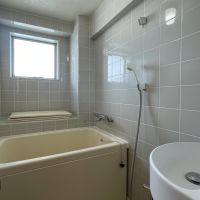 目黒区中根の賃貸物件/タイル張りの浴室。窓の外は共用部です