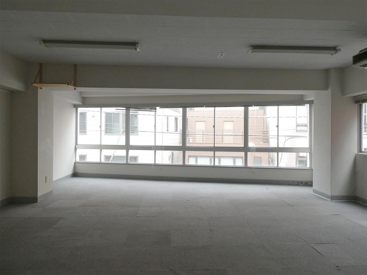 中央区日本橋人形町の賃貸物件/※写真は全て別階のものです。写真の状態から、天井が抜かれて躯体現しにグレー塗装されている状態をイメージしていただけたら