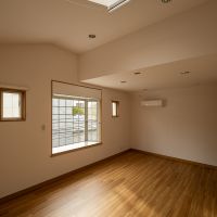 世田谷区新町の賃貸物件/洋室もリビング同様勾配する天井