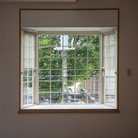 世田谷区新町の賃貸物件/出窓。窓の先は中学校