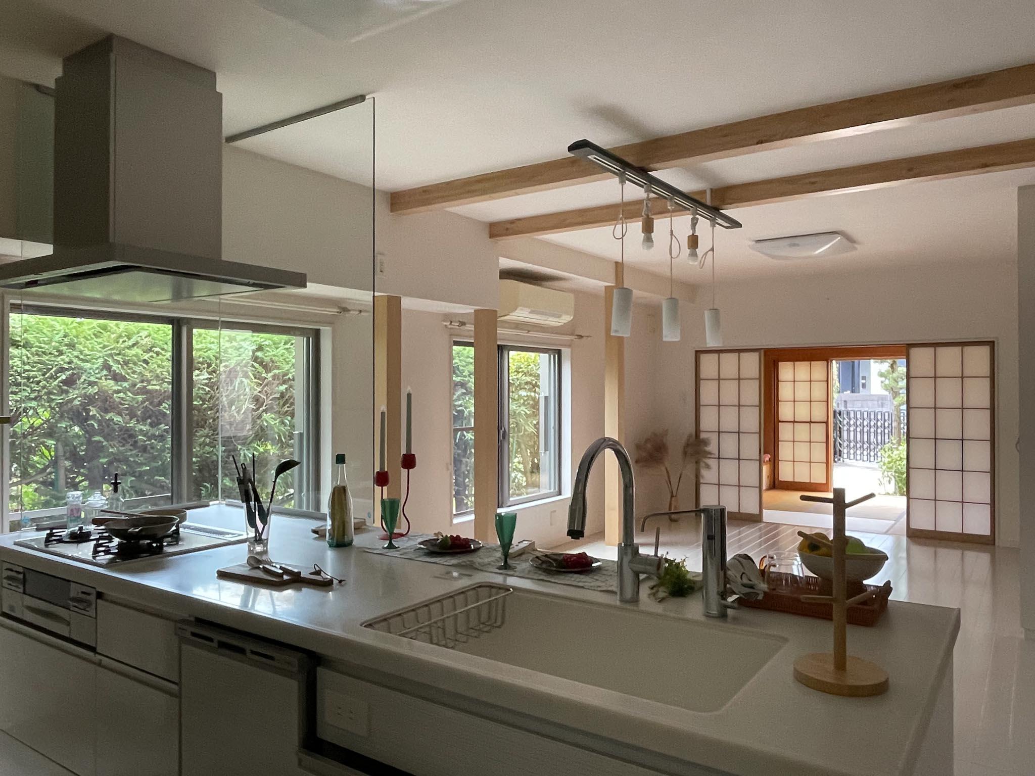 杉並区天沼の賃貸物件/1F：リフォーム済みでフレッシュなリビングからは、緑と和室の両方を望める、要素が心地よく混ざり合う空間です