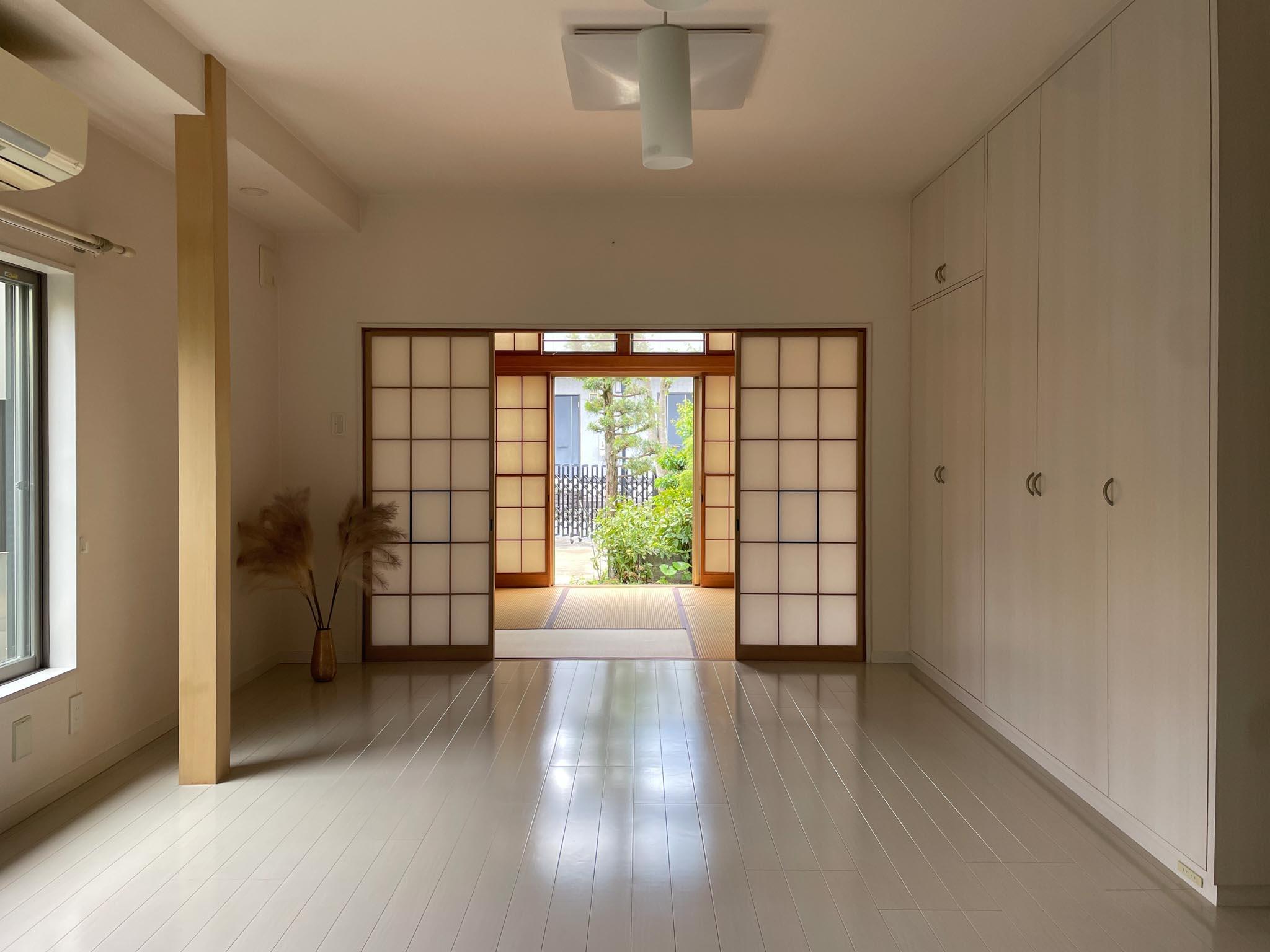 杉並区天沼の賃貸物件/1F：17畳のリビングは、ソファセットとダイニングテーブルのどちらもゆとりをもって配置できます