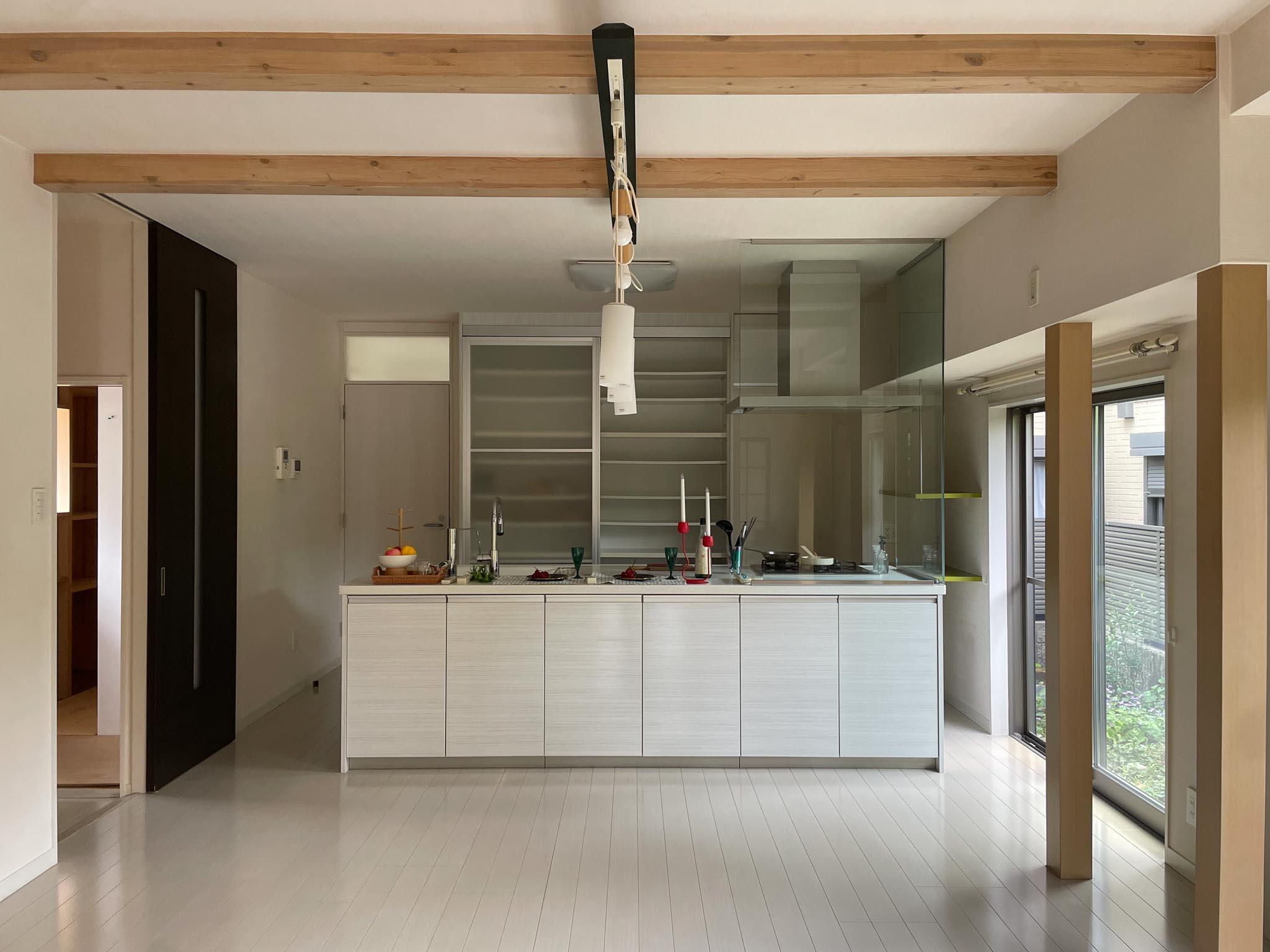 杉並区天沼の賃貸物件/1F：キッチン・ダイニングは白を基調としたクリーンなイメージにリフォームされています