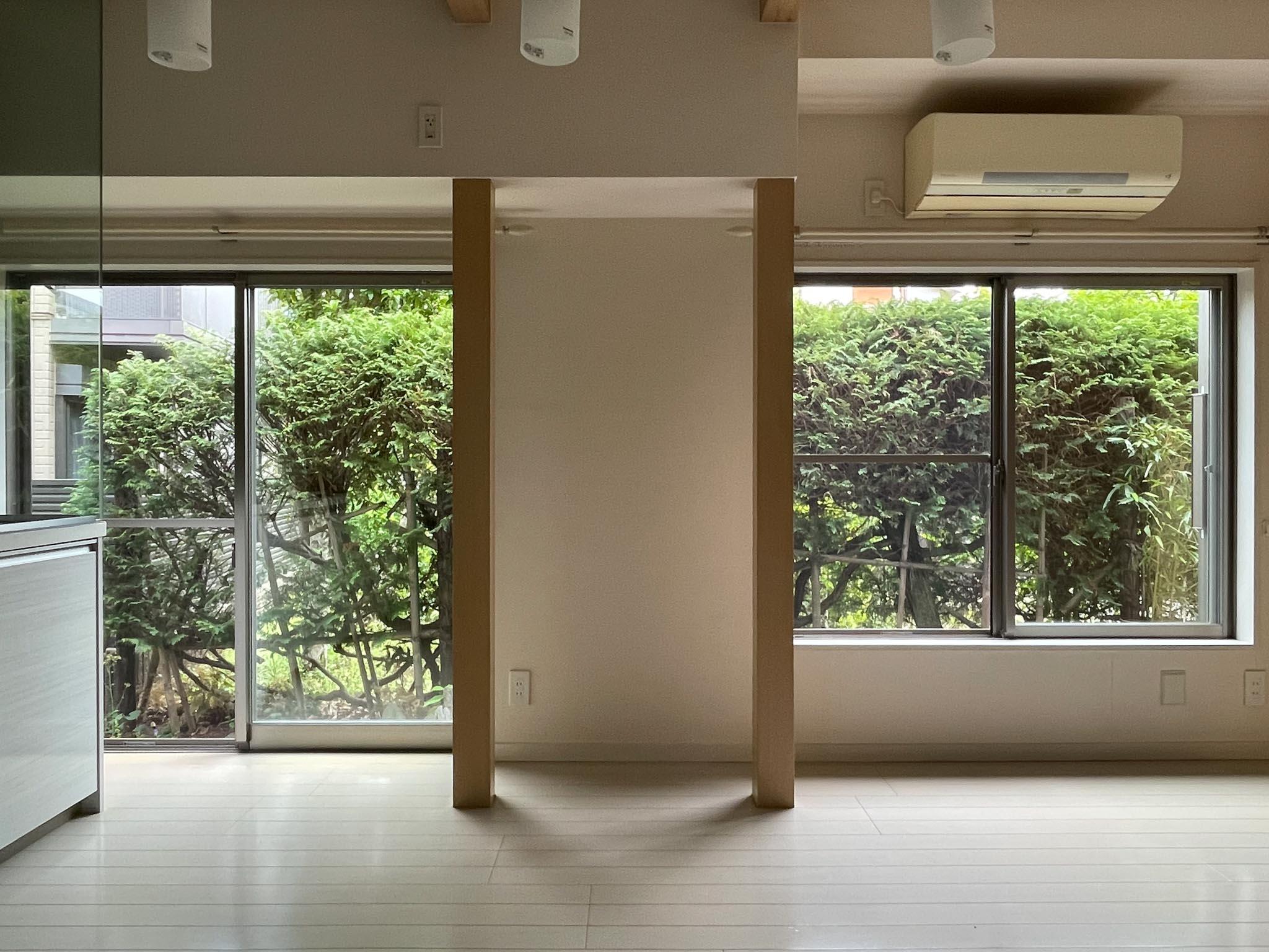 杉並区天沼の賃貸物件/1F：ダイニング横の窓も雨戸を開けておけば、外の緑を望めます