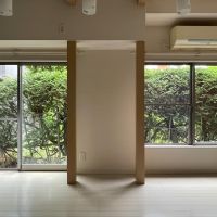 杉並区天沼の賃貸物件/1F：ダイニング横の窓も雨戸を開けておけば、外の緑を望めます