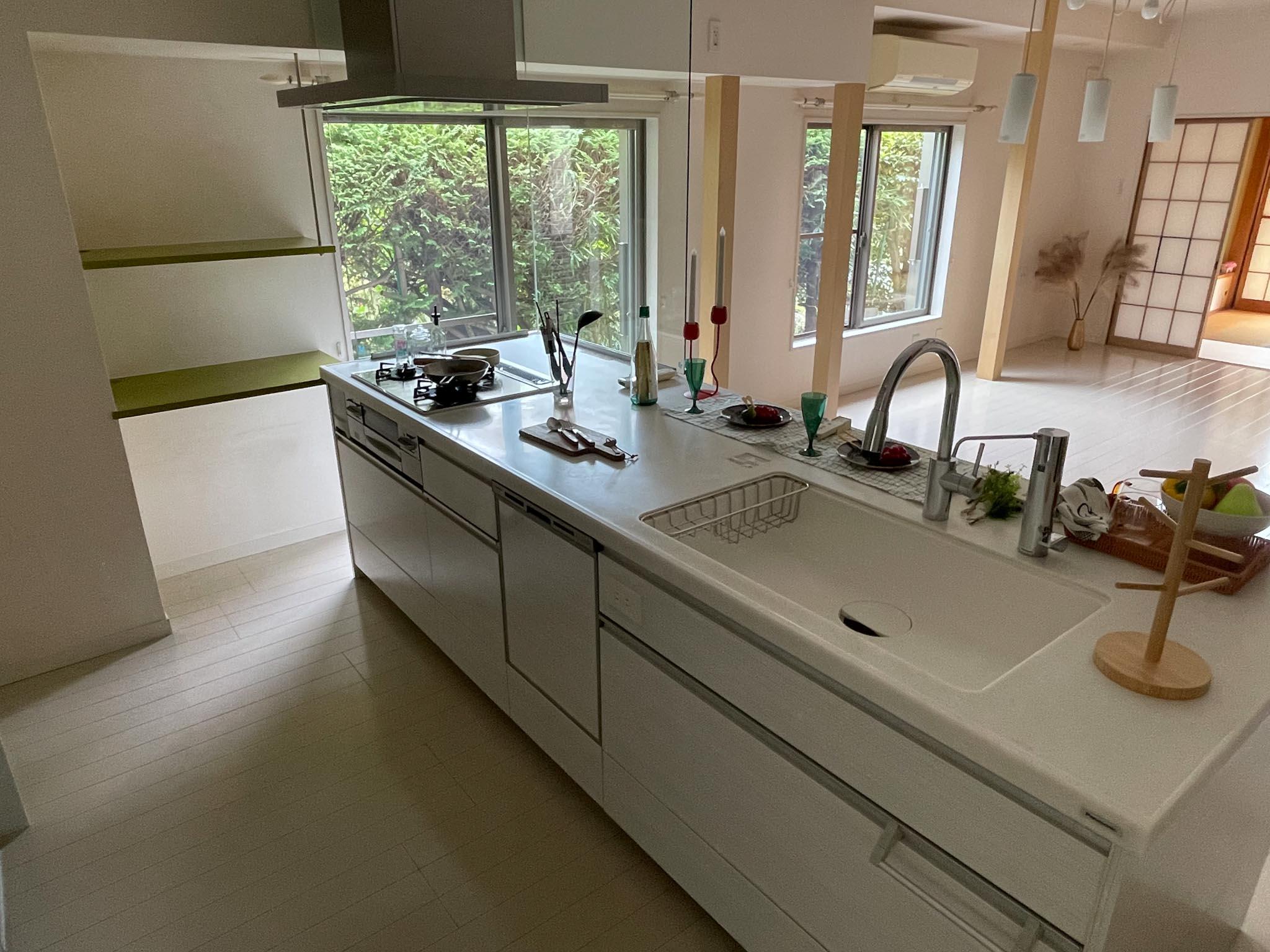 杉並区天沼の賃貸物件/1F：3口ガスコンロに、グリルと食洗機（残置物）が付いたアイランドキッチン