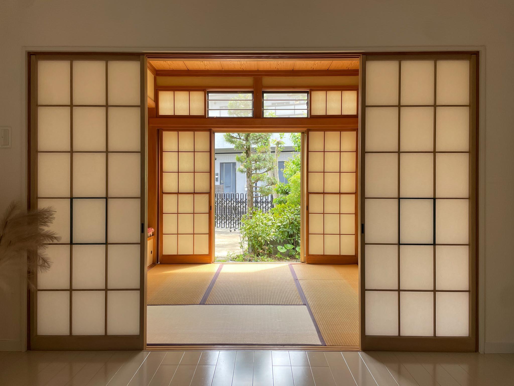 杉並区天沼の賃貸物件/1F：リビングと和室の間も襖で仕切られいて、襖が連続する構成が印象的です