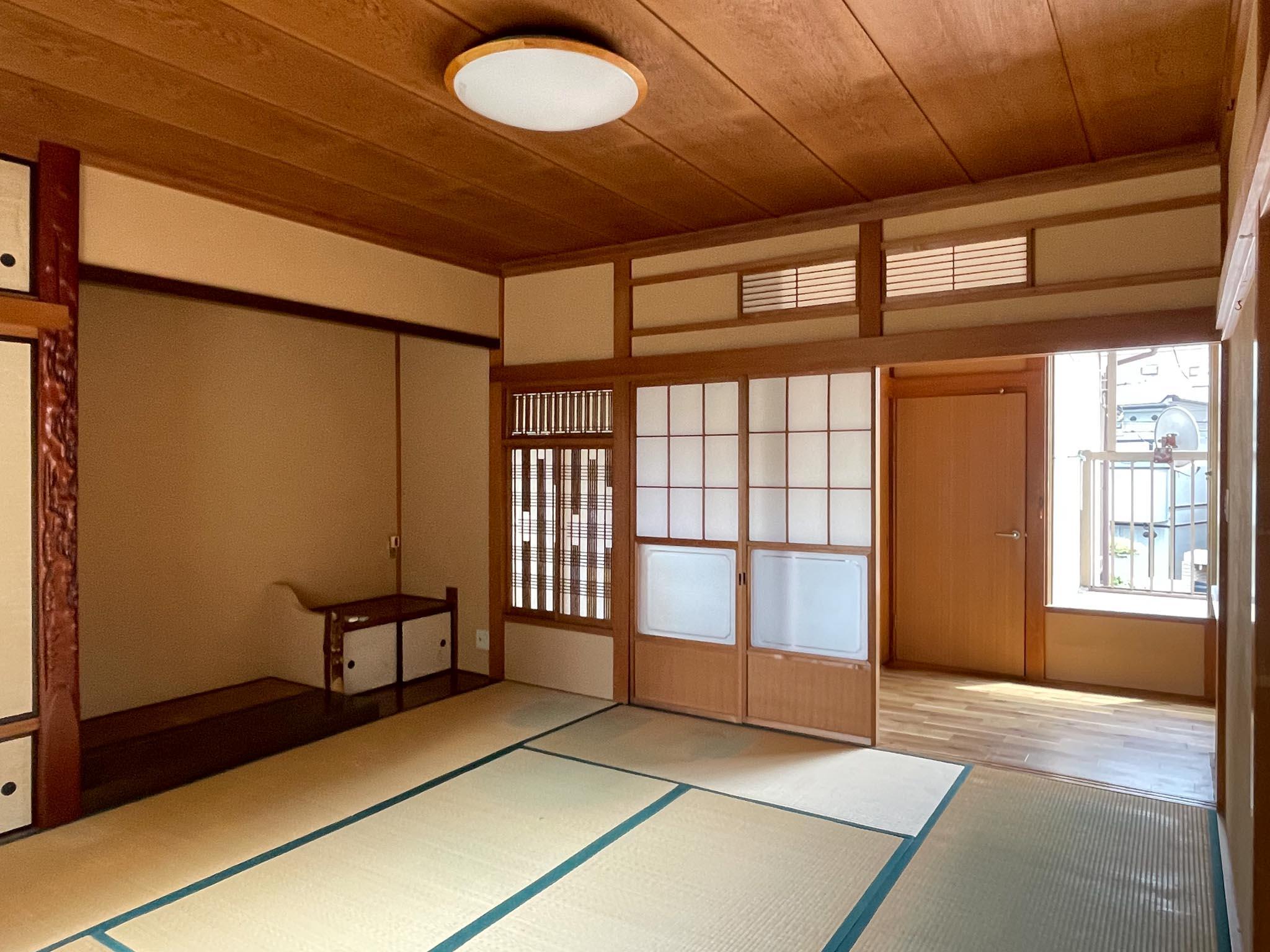 杉並区天沼の賃貸物件/2F、8畳和室：南に向かって。障子の細工がそのまま残っています