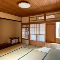 杉並区天沼の賃貸物件/2F、8畳和室：南に向かって。障子の細工がそのまま残っています