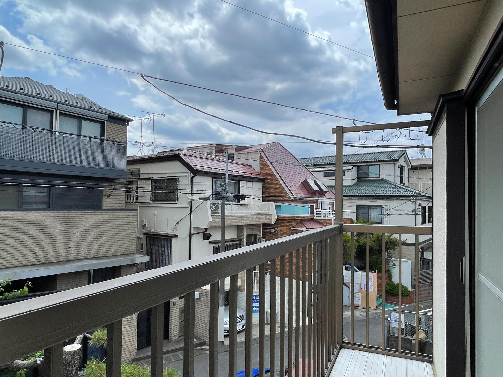 杉並区天沼の賃貸物件/2F、6畳洋室：バルコニー。洗濯物はこちらで