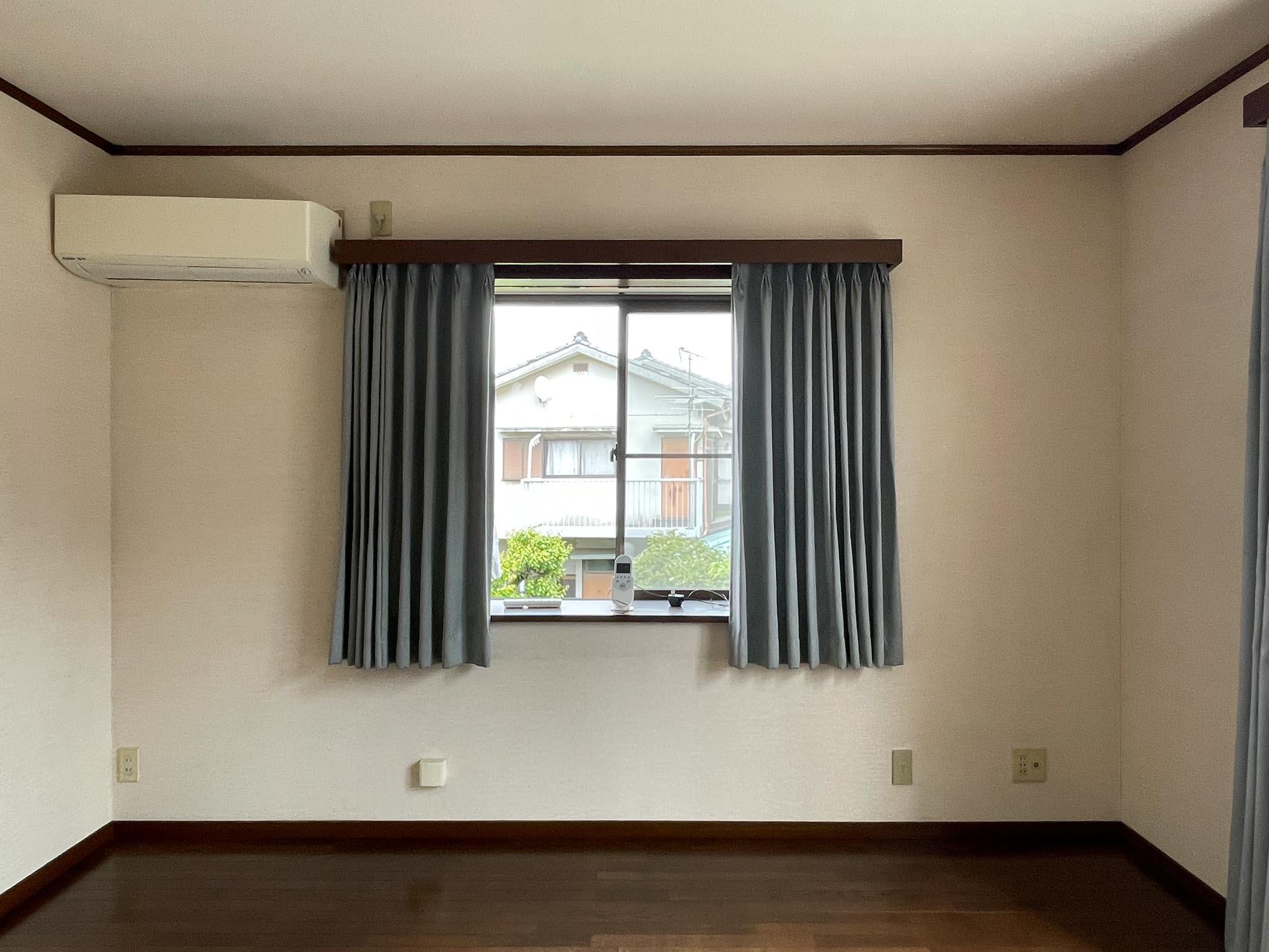 杉並区天沼の賃貸物件/2F、6畳洋室：拡大できませんが、お隣さんの庭の緑が借景として見えます