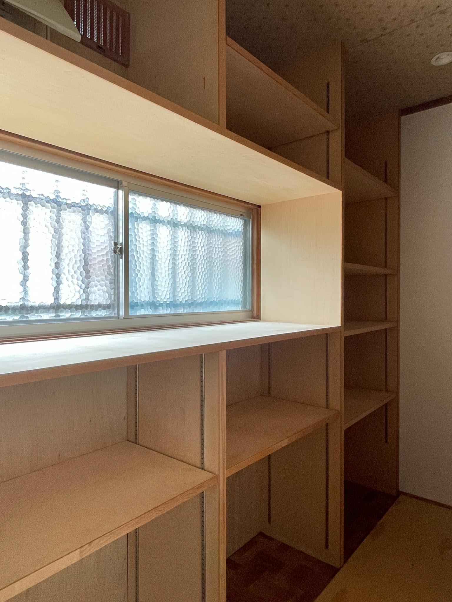 杉並区天沼の賃貸物件/1F：納戸。棚が用意されていて便利です