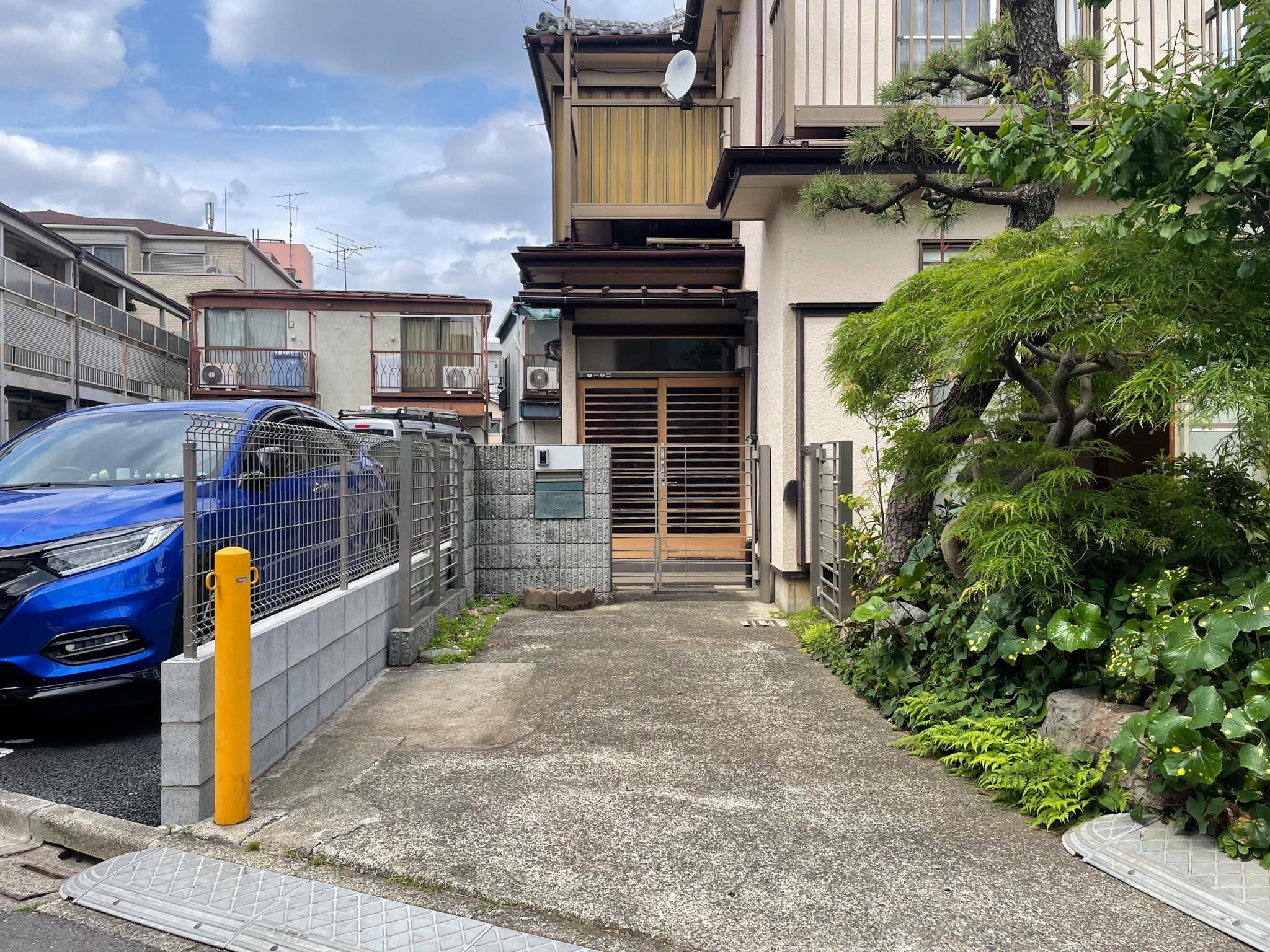 杉並区天沼の賃貸物件/玄関前の駐車スペース。大型車は納まりません
