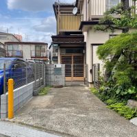 杉並区天沼の賃貸物件/玄関前の駐車スペース。大型車は納まりません