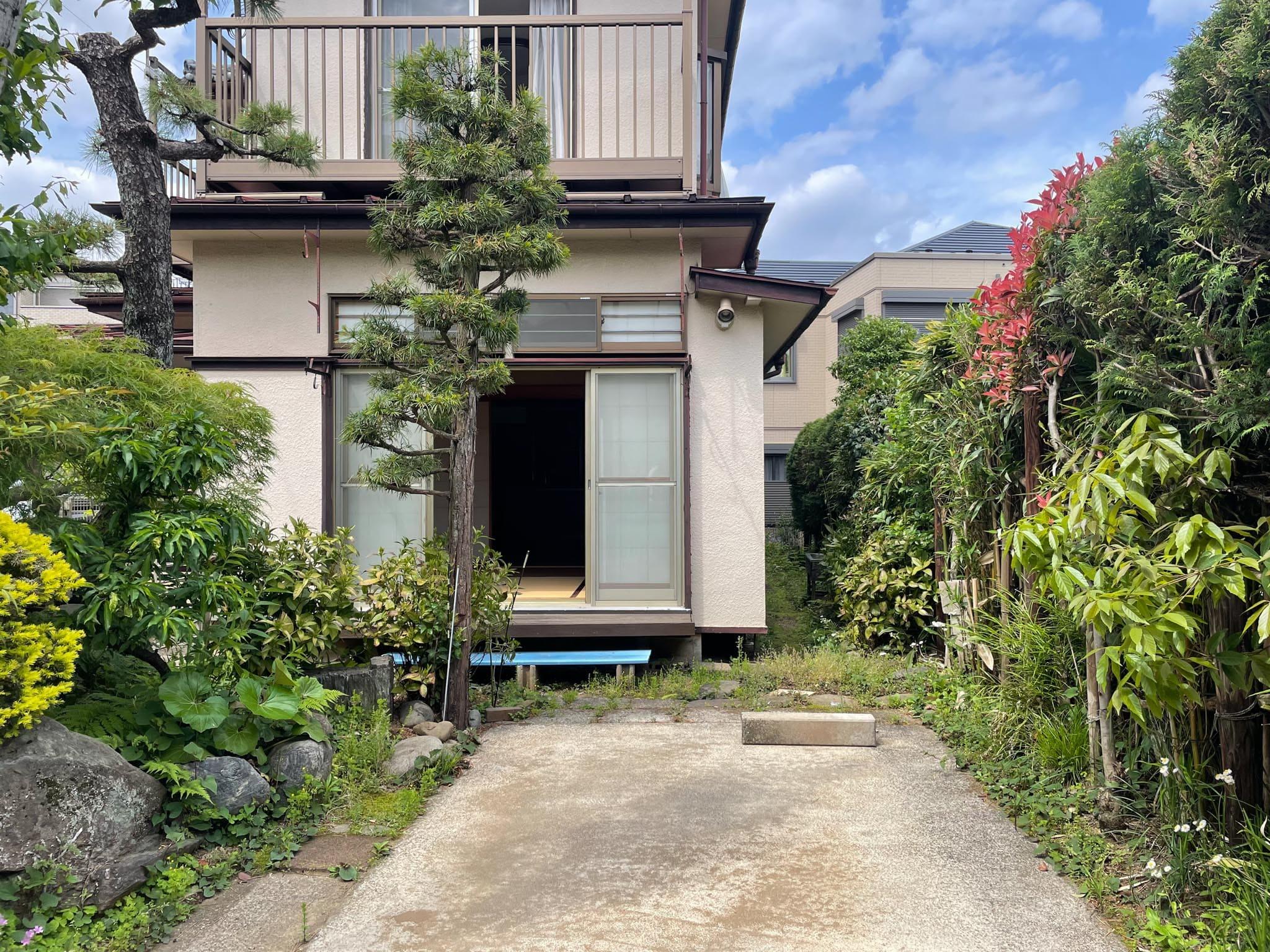 杉並区天沼の賃貸物件/縁側前の駐車スペース。こちらも大型車は納まりません