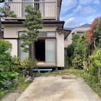 杉並区天沼の賃貸物件/縁側前の駐車スペース。こちらも大型車は納まりません