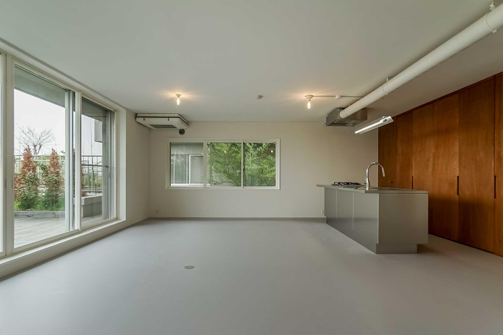 横浜市港北区師岡町の売買物件/30帖近くある、のびのびとしたリビング。床暖房付きで、なおかつ二重サッシと冬も暖かく過ごせそう