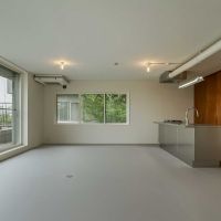 横浜市港北区師岡町の売買物件/30帖近くある、のびのびとしたリビング。床暖房付きで、なおかつ二重サッシと冬も暖かく過ごせそう