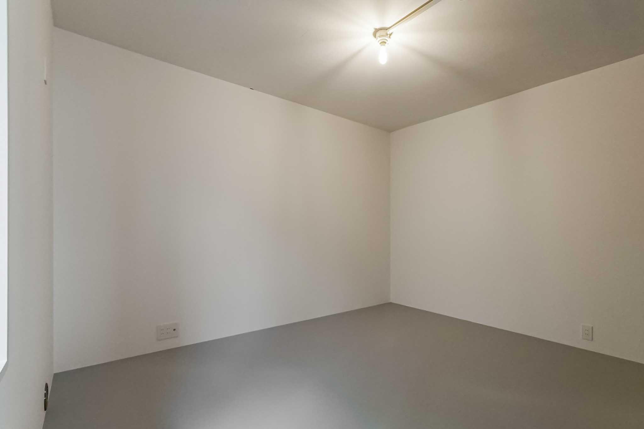 横浜市港北区師岡町の売買物件/キッチンの裏にある洋室A。まっしろな箱