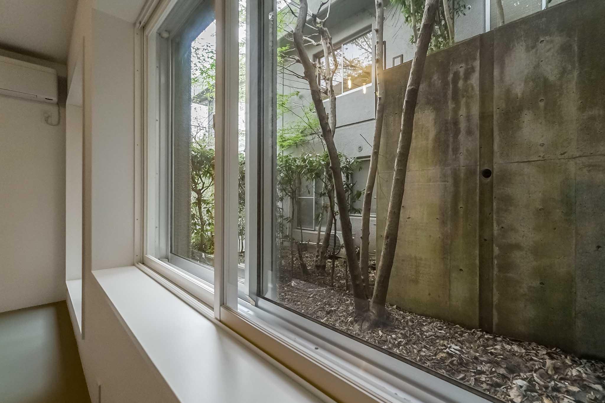 横浜市港北区師岡町の売買物件/窓からは隣の棟が見えます。この部屋もしっかり二重サッシ