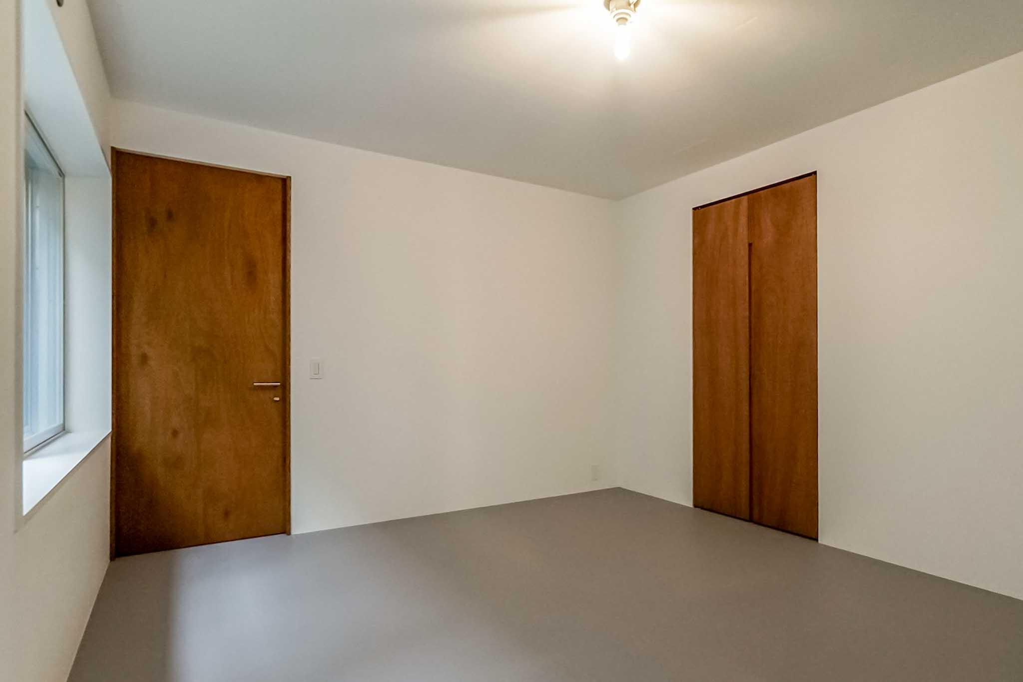 横浜市港北区師岡町の売買物件/洋室C。左の扉の先にウォークスルークローゼット