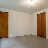 横浜市港北区師岡町の売買物件/洋室C。左の扉の先にウォークスルークローゼット