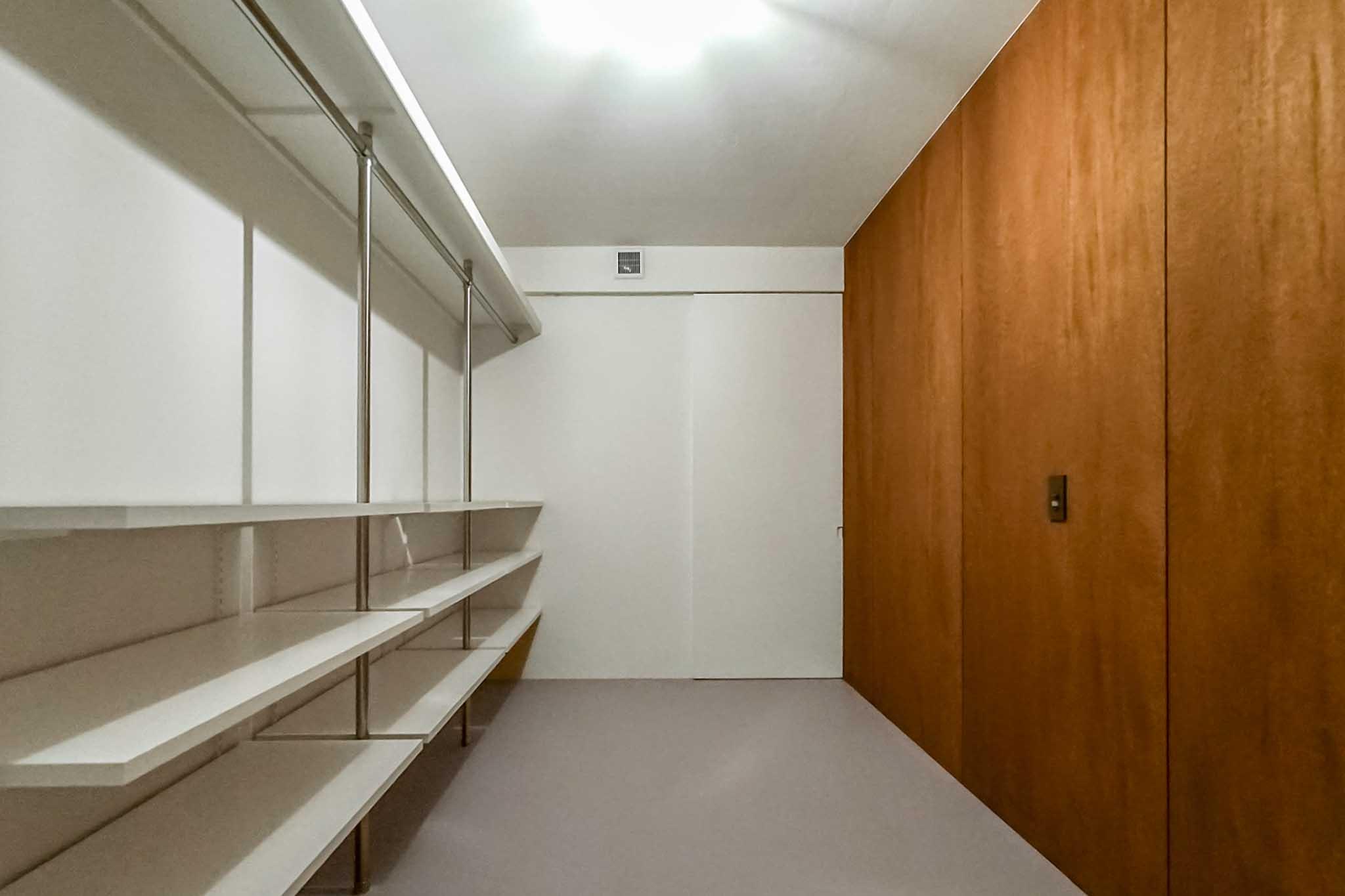 横浜市港北区師岡町の売買物件/ウォークスルークローゼット。収納量は十分