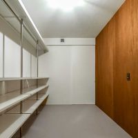 横浜市港北区師岡町の売買物件/ウォークスルークローゼット。収納量は十分