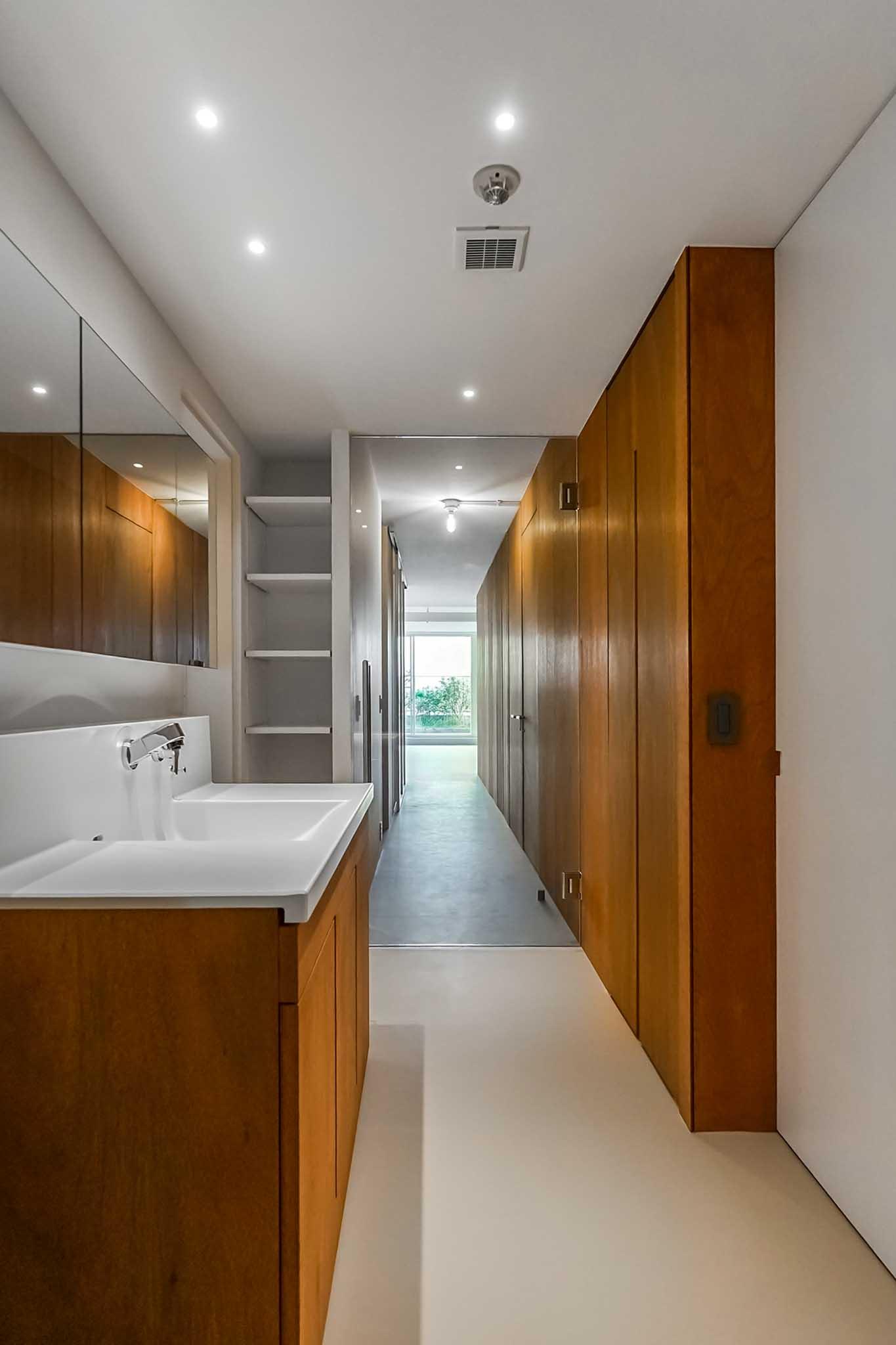 横浜市港北区師岡町の売買物件/ウォークスルークローゼットの先は、洗面室につながっています