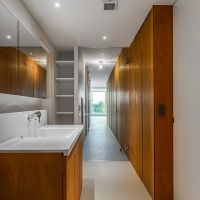 横浜市港北区師岡町の売買物件/ウォークスルークローゼットの先は、洗面室につながっています