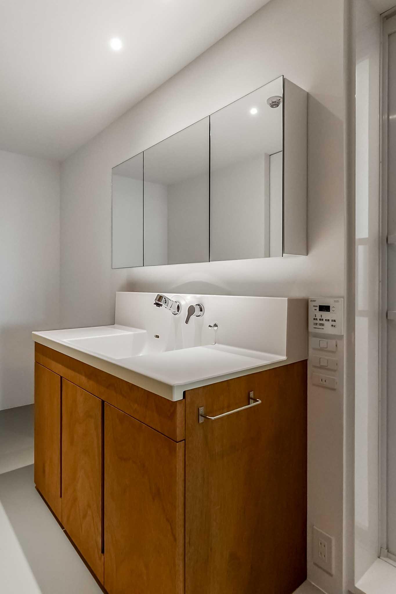 横浜市港北区師岡町の売買物件/洗面台。周辺のスペースにゆとりがあります