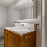 横浜市港北区師岡町の売買物件/洗面台。周辺のスペースにゆとりがあります