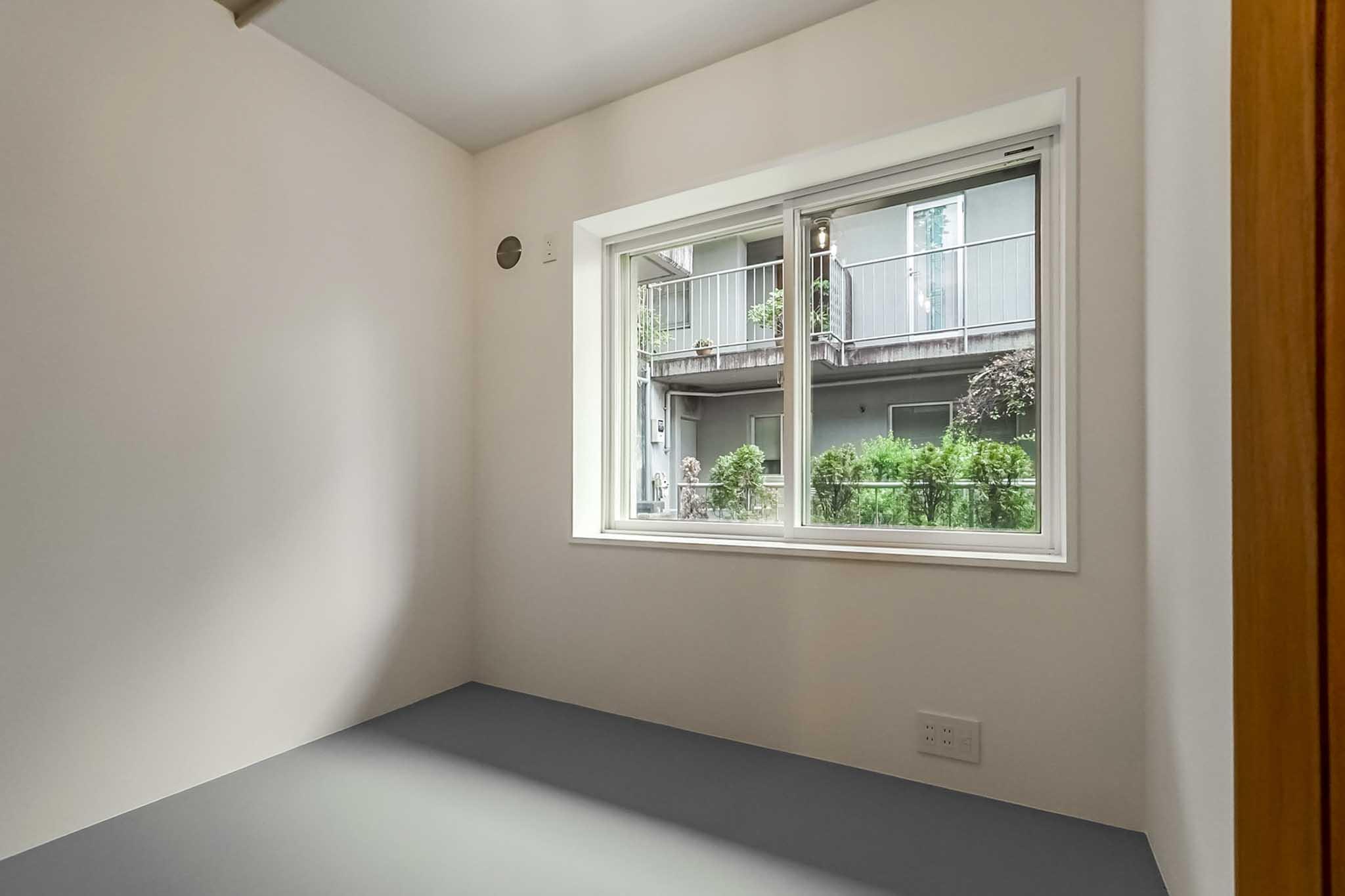 横浜市港北区師岡町の売買物件/玄関横の洋室B。3.3帖と書斎スペースにちょうどいいサイズ感