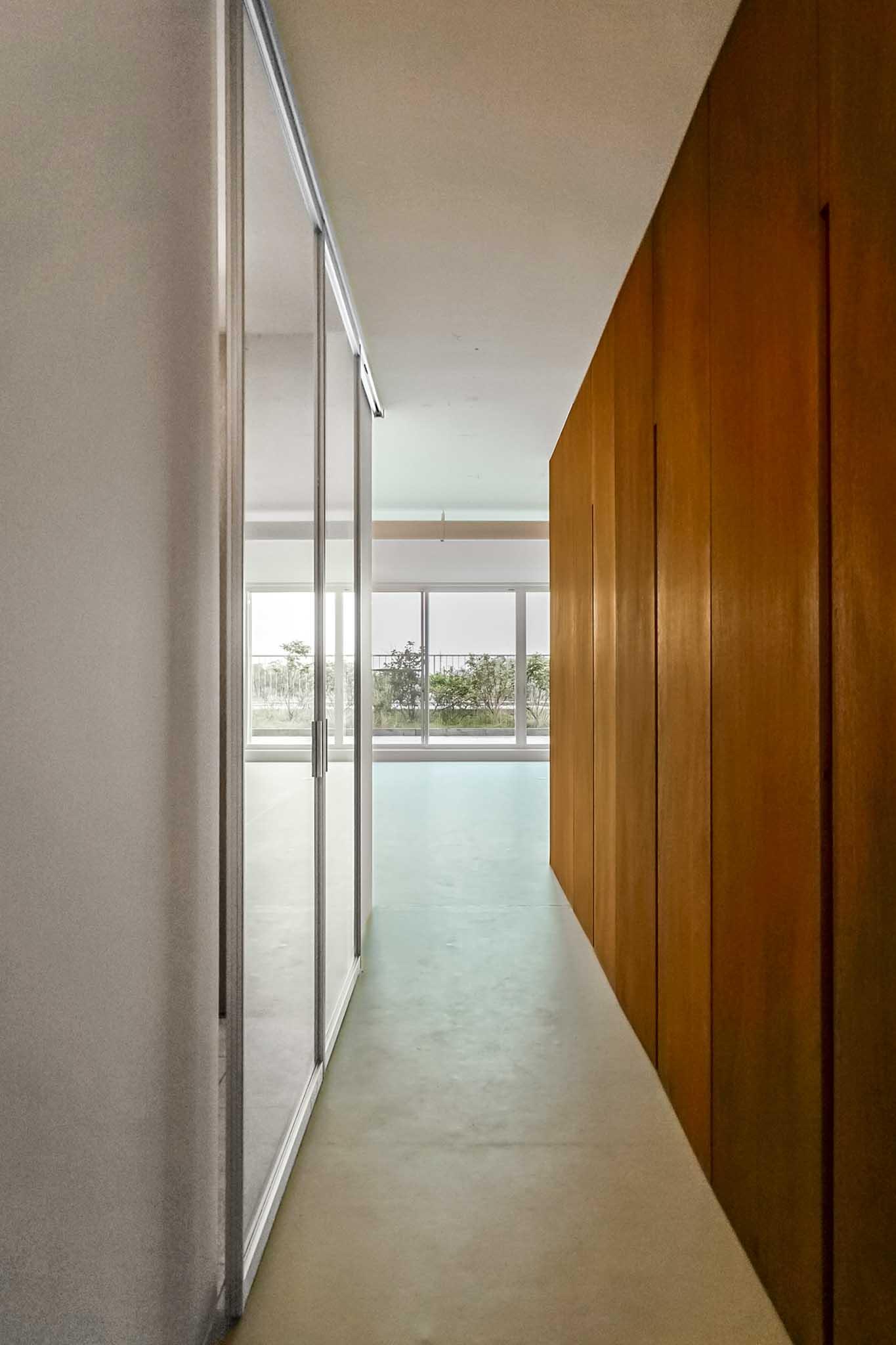 横浜市港北区師岡町の売買物件/廊下からリビングの方をみる。右が一面収納になっています