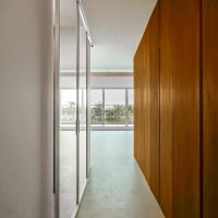 横浜市港北区師岡町の売買物件/廊下からリビングの方をみる。右が一面収納になっています